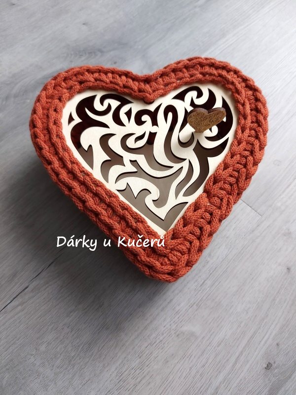Háčkovaný košík srdce s víkem