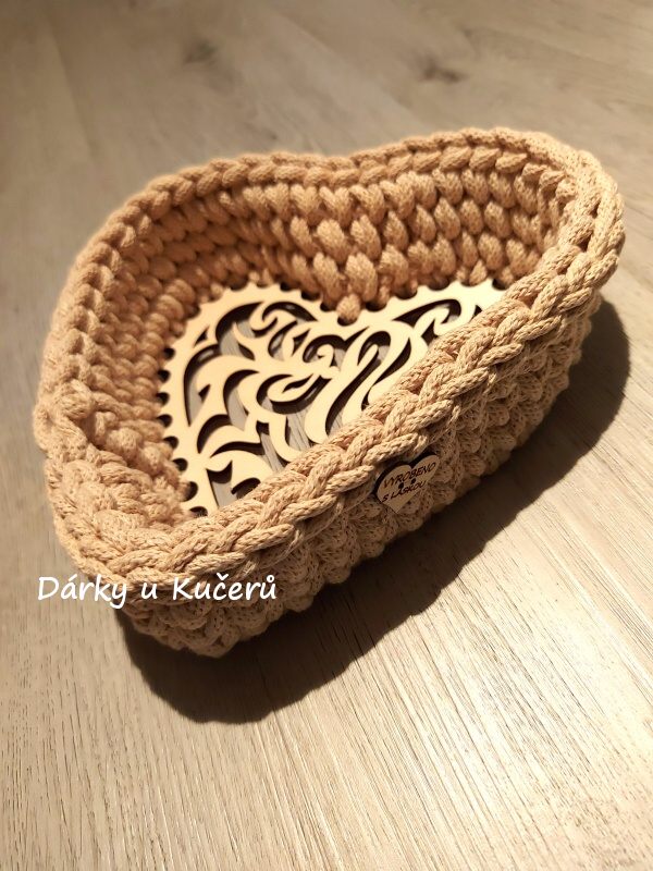 Háčkovaný košík srdce
