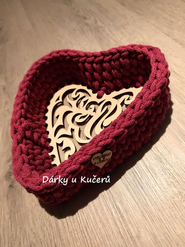 Háčkovaný košík srdce
