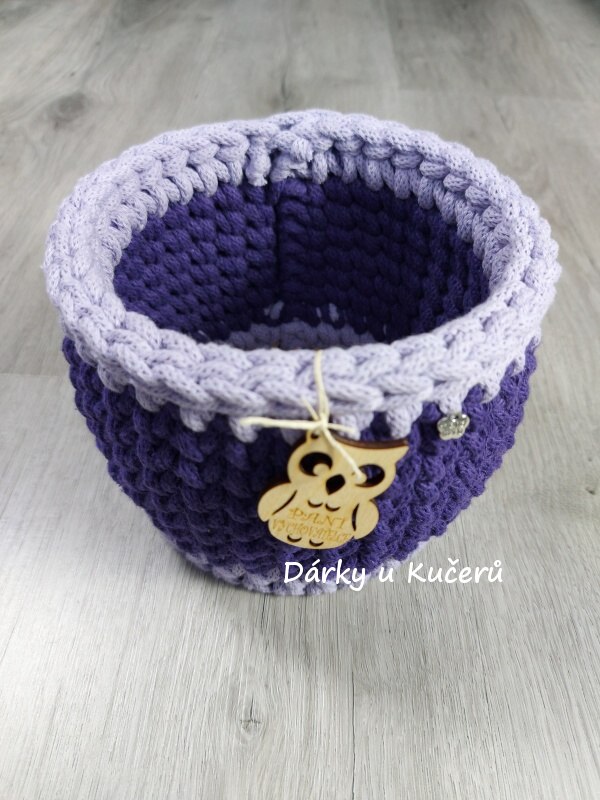 Háčkovaný košík PANÍ VYCHOVATELCE