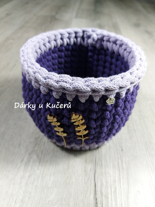 Háčkovaný košík s LEVANDULÍ