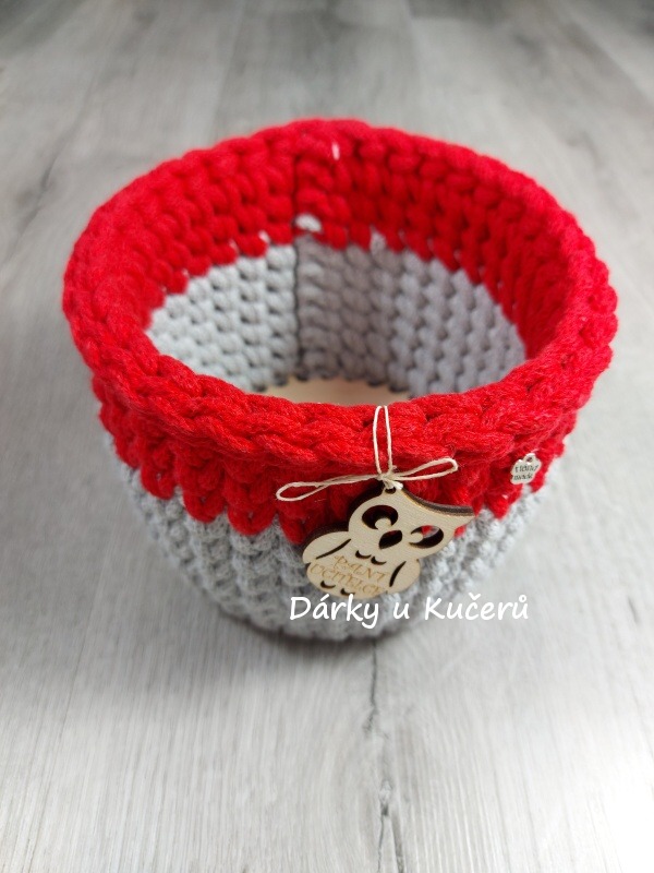 Háčkovaný košík PANÍ UČITELCE