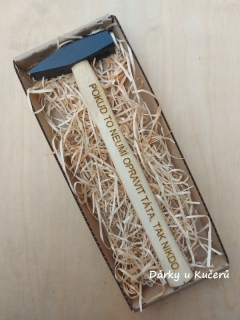 Kladívko s rytým textem